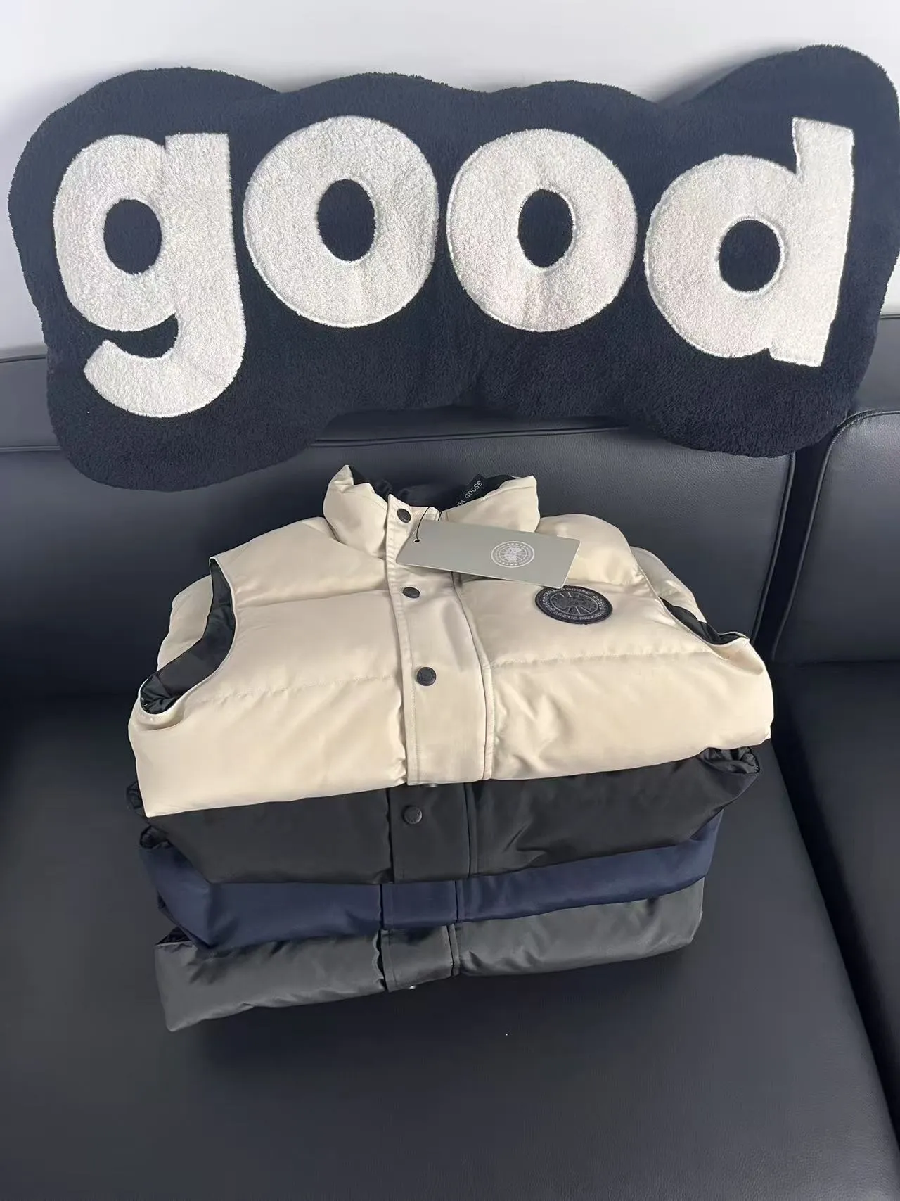 𝑪𝒂𝒏𝒂𝒅𝒂 𝑮𝒐𝒐𝒔𝒆Canada Goose Collection Display Color: Black Navy Blue Gray Beige White